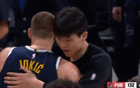 开心！小杨终于和约基奇抱上了！